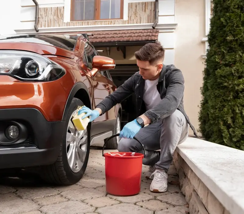 Lavage auto à domicile Entraygues-sur-Truyère : professionnel intervenant sur un véhicule
